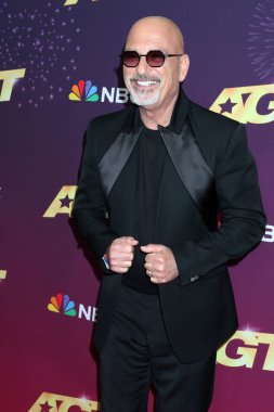 LOS ANGELES, ABD - 19 Ağustos 2024: Howie Mandel 19 Ağustos 2024 'te Amerika' nın Yetenek Sizsiniz Final Sonuçları Oteli Dena 'daki kırmızı halı.