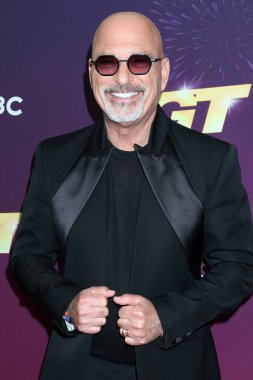 LOS ANGELES, ABD - 19 Ağustos 2024: Howie Mandel 19 Ağustos 2024 'te Amerika' nın Yetenek Sizsiniz Final Sonuçları Oteli Dena 'daki kırmızı halı.