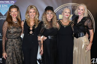 LOS ANGELES, ABD - 25 Eylül 2024: Dyan Cannon (ortada), 25 Eylül 2024 'te Beverly Hills Hotel' deki Los Angeles Rüya Merkezi galasında konuklar