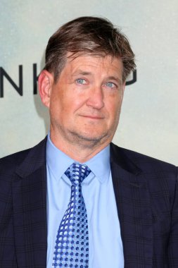 LOS ANGELES, ABD - 8 Ekim 2024: Bill Lawrence, 8 Ekim 2024 'te Pasifik Tasarım Merkezi' nde Shrinking 2.