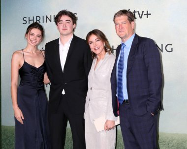 LOS ANGELES, ABD - 8 Ekim 2024: Charlotte Lawrence, William Lawrence, Christa Miller, Bill Lawrence, 8 Ekim 2024 tarihinde Pasifik Tasarım Merkezi 'nde Shrinking 2.