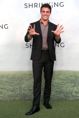 LOS ANGELES, ABD - 8 Ekim 2024: Tanner Zagarino, 8 Ekim 2024 'te Pasifik Tasarım Merkezi' nde Küçülen Sezon 2.