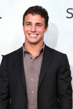 LOS ANGELES, ABD - 8 Ekim 2024: Tanner Zagarino, 8 Ekim 2024 'te Pasifik Tasarım Merkezi' nde Küçülen Sezon 2.