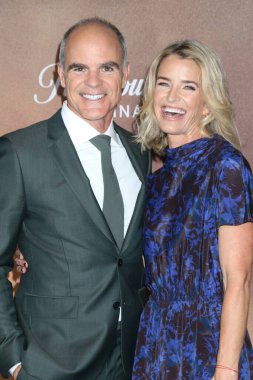 LOS ANGELES, ABD - 23 Ekim 2024: Michael Kelly, Karyn Kelly, Linwood Dunn Tiyatrosu 'ndaki Lioness 2. Sezon' da 23 Ekim 2024, Los Angeles, CA