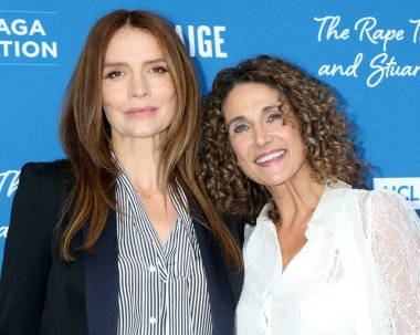 LOS ANGELES, ABD - 27 Ekim 2024: Saffron Burrows, Melina Kanakaredes Tecavüz Tedavi Merkezi 'nin 50. yıldönümü etkinliğinde 27 Ekim 2024 tarihinde Los Angeles, CA