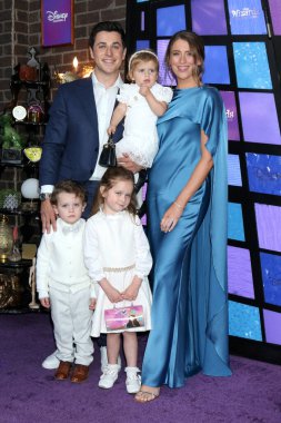 LOS ANGELES, ABD - 28 Ekim 2024: David Henrie, Waverly 'nin Ötesindeki Wizards' da aile, El Capitan Tiyatrosu 'ndaki kırmızı halı galası 28 Ekim 2024' te, Los Angeles, CA