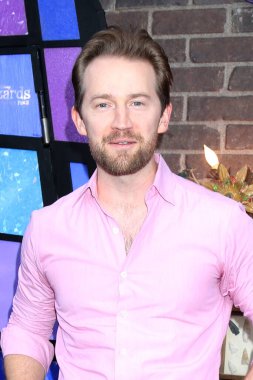 LOS ANGELES, ABD - 28 Ekim 2024: Jason Dolley Waverly Place 'in Ötesindeki Wizards' da 28 Ekim 2024 'te El Capitan Tiyatrosu' ndaki Kırmızı Halı