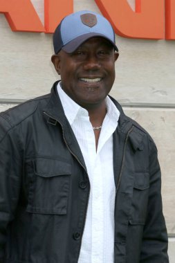LOS ANGELES, ABD - 2 Kasım 2024: E. Roger Mitchell in the Poguelandia: An 'Outer Banks' Sezon 4 Bölüm 2 Tecrübe Barker Hanger 'da 2 Kasım 2024, Santa Monica, CA