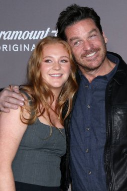 LOS ANGELES, ABD - 12 Kasım 2024: Kate Johnson, Bart Johnson Paramount + Series Premiere at Paramount Theater 12 Kasım 2024, Los Angeles, CA