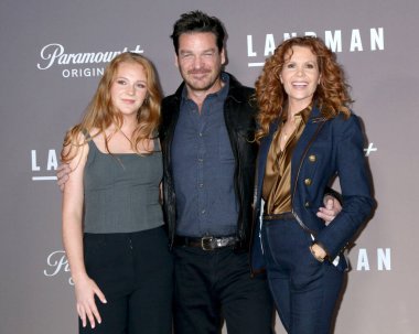 LOS ANGELES, ABD - 12 Kasım 2024: Kate Johnson, Bart Johnson, Robyn Lively Paramount + Serisi Premiere 'de 12 Kasım 2024 tarihinde Los Angeles, CA