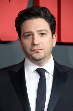 LOS ANGELES, ABD - 14 Kasım 2024: John Magaro Paramount Theater 'daki 5 Eylül galasında 14 Kasım 2024, Los Angeles, CA
