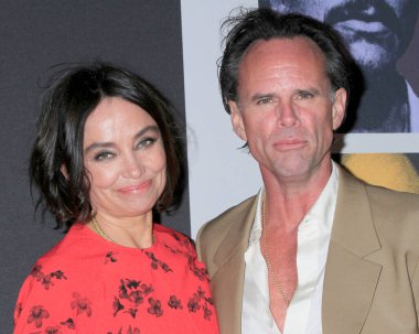 LOS ANGELES, ABD - 15 Kasım 2024: Nadia Conners, Walton Goggins, 15 Kasım 2024 'te Los Angeles, CA' da bulunan Mısır Tiyatrosu 'ndaki Davetsiz Sinema' da
