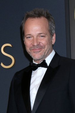 LOS ANGELES, ABD - 17 Kasım 2024: Peter Sarsgaard Dolby Balo Salonu 'nda 2024 Vali Ödülleri' nde 17 Kasım 2024 'te