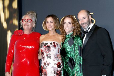 LOS ANGELES, ABD - 17 Kasım 2024: Harper Steele, Kristen Wiig, Rafael Mormer, Jessica Elbaum 17 Kasım 2024 tarihinde Dolby Balo Salonu 'nda 2024 Vali Ödülleri' nde
