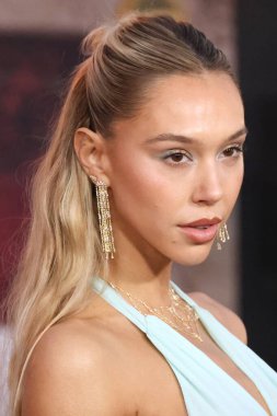 LOS ANGELES, ABD - 18 Kasım 2024: Alexis Ren 18 Kasım 2024 'te Los Angeles' taki Gladyatör II Los Angeles Premiere 'de TCL Çin Tiyatrosu IMAX' ta