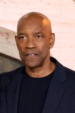 LOS ANGELES, ABD - 18 Kasım 2024: Denzel Washington 18 Kasım 2024 'te Los Angeles Gladyatör II Los Angeles Premiere' de TCL Çin Tiyatrosu IMAX 'ta
