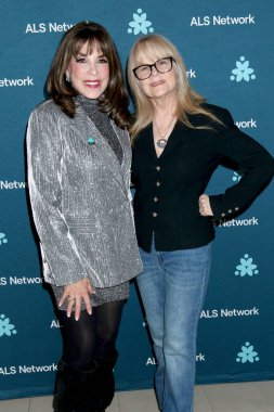 Kate Linder, Patti Denney, Molly Wolveck Sanat Sergisi 'nde 23 Kasım 2024' te Batı Hollywood, CA 'da açılan galeride ALS Araştırma ve Bakım yararına.