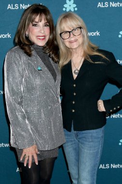 Kate Linder, Patti Denney, Molly Wolveck Sanat Sergisi 'nde 23 Kasım 2024' te Batı Hollywood, CA 'da açılan galeride ALS Araştırma ve Bakım yararına.