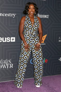 Estelle, Afrika 'nın Koshie Mills Mirasçıları' nda 7. Geleneksel Uluslararası Güç Kadınları Ödülleri Molly Wolveck Sanat Sergisi 'nde ALS Araştırma ve Bakım için 24 Kasım 2024' te Los Angeles, CA