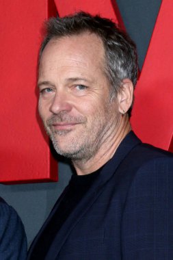 LOS ANGELES, ABD - 14 Ekim 2024: Peter Sarsgaard 14 Kasım 2024 'te Paramount Theater' da 5 Eylül Los Angeles Prömiyeri 'nde