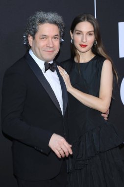 LOS ANGELES, ABD - 1 Ekim 2024: Gustavo Dudamel, Maria Valverde Walt Disney Konser Salonu 'ndaki Los Angeles Filarmoni Galasında 1 Ekim 2024, Los Angeles, CA