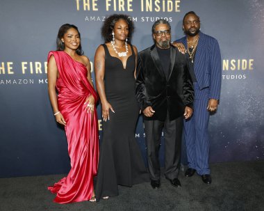 LOS ANGELES, ABD - 4 Aralık 2024: Ryan Destiny, Claressa Shields, Jason Crutchfield, Brian Tyree Henry DGA Tiyatrosu 'ndaki The Fire Inside Prömiere' de 4 Aralık 2024 'te