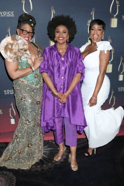 SAN DIEGO, ABD - 8 Aralık 2024: Rain Pryor, Jenifer Lewis, Niecy Nash-Betts, 11. SOVAS Ödülleri Kazananlar Çemberi 8 Aralık 2024 tarihinde Beverly Hilton Hotel, CA