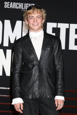 SAN DIEGO, ABD - 10 Aralık 2024: Ross Lynch TCL Çin Tiyatrosu 'ndaki A Complete Unknown Los Angeles Premiere' de 10 Aralık 2024 tarihinde, Los Angeles, CA