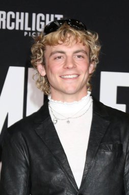 SAN DIEGO, ABD - 10 Aralık 2024: Ross Lynch TCL Çin Tiyatrosu 'ndaki A Complete Unknown Los Angeles Premiere' de 10 Aralık 2024 tarihinde, Los Angeles, CA