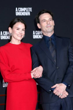 SAN DIEGO, ABD - 10 Aralık 2024: Sosie Bacon, Scoot McNairy TCL Çin Tiyatrosu 'ndaki A Complete Unknown Los Angeles Premiere' de 10 Aralık 2024, Los Angeles, CA