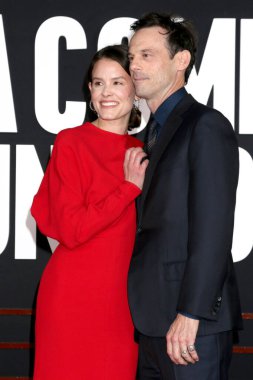 SAN DIEGO, ABD - 10 Aralık 2024: Sosie Bacon, Scoot McNairy TCL Çin Tiyatrosu 'ndaki A Complete Unknown Los Angeles Premiere' de 10 Aralık 2024, Los Angeles, CA