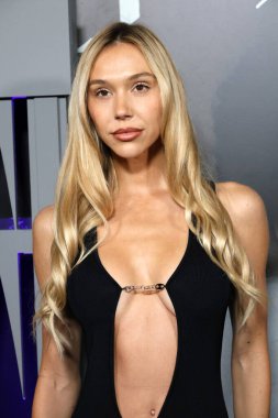 LOS ANGELES, ABD - 12 Aralık 2024: Alexis Ren TCL Çin Tiyatrosu 'ndaki Nosferatu Los Angeles Premiere' de 12 Aralık 2024 'te