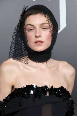 LOS ANGELES, ABD - 12 Aralık 2024: Emma Corrin TCL Çin Tiyatrosu 'ndaki Nosferatu Los Angeles Premiere' de 12 Aralık 2024 'te