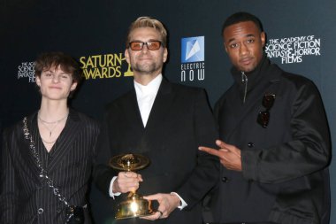Cameron Crovetti, Antony Starr, Jesse T. Usher, Universal Hilton Hotel 'deki 2025 Saturn Ödülleri Basın Odası' nda 2 Şubat 2025 'te Los Angeles, CA