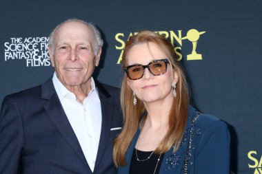 Howard Deutch, Lea Thompson 2025 Saturn Ödülleri 'nde Universal Hilton Hotel' e 2 Şubat 2025 'te ulaştı.