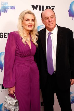 Nancy Davis, Ken Rickel, Beverly Hills Oteli 'nde 24 Şubat 2025' te Cure Addiction Now açılış gecesi düzenliyor.