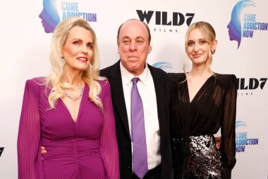 Nancy Davis, Ken Rickel, Isabella Rickel, Beverly Hills Oteli 'nde 24 Şubat 2025' te Beverly Hills, CA