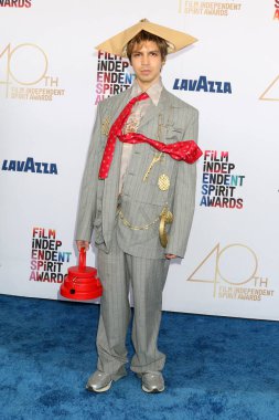 Julio Torres, 22 Şubat 2025 'te Santa Monica, CA' da Sahilde Bağımsız Ruh Ödülleri 'nde.