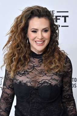 Alyssa Milano, West Hollywod Park 'taki Elton John Akademi Ödülleri İzleme Partisi' nde 2 Mart 2025 'te W Hollywood, CA