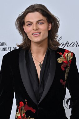 Damian Hurley, West Hollywod Park 'taki Elton John Akademi Ödülleri İzleme Partisi' nde 2 Mart 2025 'te W Hollywood, CA