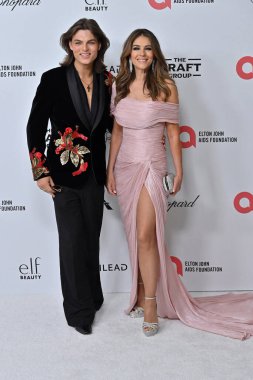 Damian Hurley, Elizabeth Hurley, West Hollywod Park 'taki Elton John Akademi Ödülleri İzleme Partisi' nde 2 Mart 2025 'te W Hollywood, CA