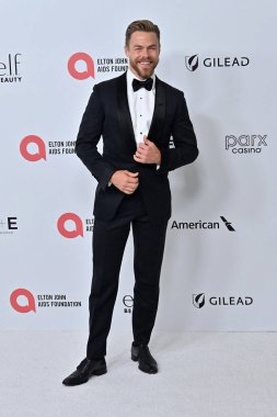 Derek Hough, Elton John Akademi Ödülleri İzleme Partisi Batı Hollywod Park 'ta 2 Mart 2025, W Hollywood, CA