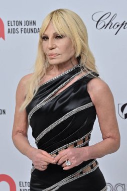 Donatella Versace, West Hollywod Park 'taki Elton John Akademi Ödülleri İzleme Partisi' nde 2 Mart 2025 'te W Hollywood, CA