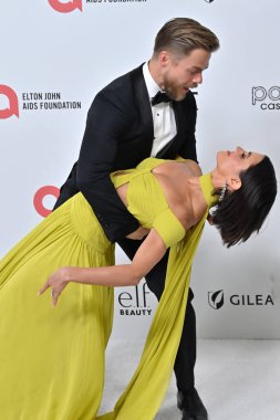 Hayley Erbert, Derek Hough, West Hollywod Park 'taki Elton John Akademi Ödülleri İzleme Partisi' nde 2 Mart 2025 'te W Hollywood, CA