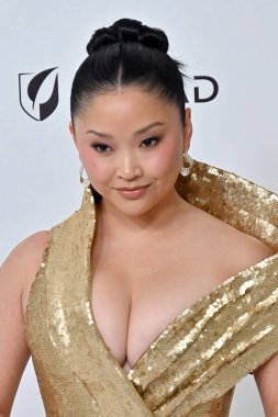 Lana Condor, West Hollywod Park 'taki Elton John Akademi Ödülleri İzleme Partisi' nde 2 Mart 2025 'te W Hollywood, CA