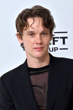 Hunter Doohan, Elton John Akademi Ödülleri İzleme Partisi Batı Hollywood Park 'ta 2 Mart 2025, W Hollywood, CA