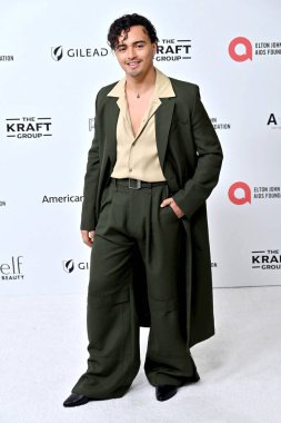 Tonatiuh, Elton John Akademi Ödülleri İzleme Partisi 'nde 2 Mart 2025, W Hollywood, CA