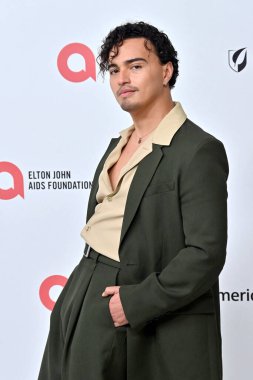 Tonatiuh, Elton John Akademi Ödülleri İzleme Partisi 'nde 2 Mart 2025, W Hollywood, CA