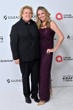 Fortune Feimster, Jax Smith, Elton John Akademi Ödülleri İzleme Partisi Batı Hollywood Park 'ta 2 Mart 2025, W Hollywood, CA