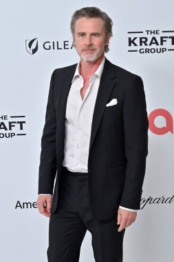 Sam Trammell, Elton John Akademi Ödülleri İzleme Partisi Batı Hollywood Park 'ta 2 Mart 2025, W Hollywood, CA